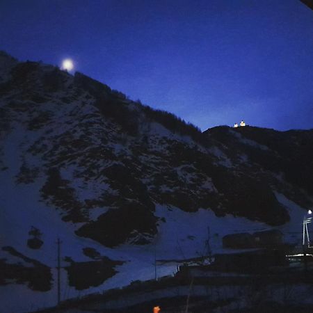 Red Stone Guest House Kazbegi Exterior foto